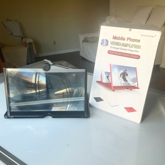 18" Screen Magnifier for Cell Phone – 3D HD Magnifing Screen Enlarger Projector - Picture 1 of 8